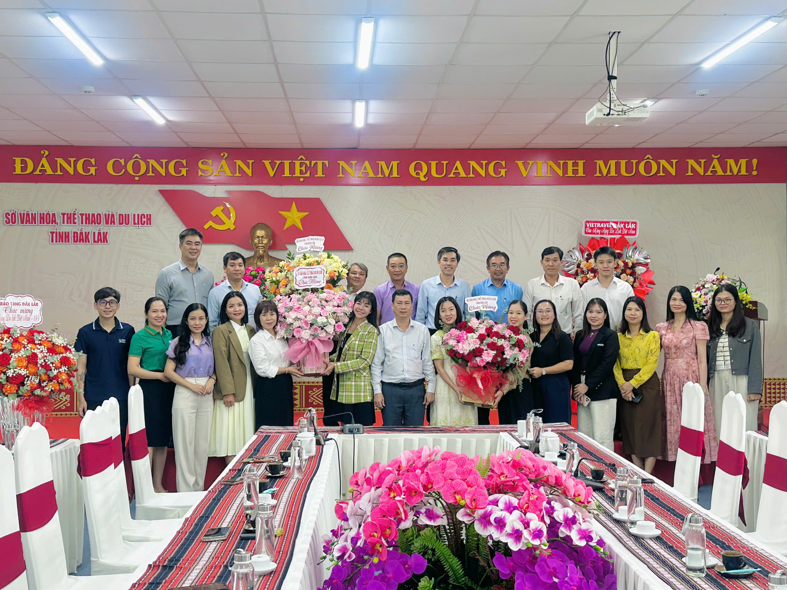 Lãnh đạo Sở Văn hóa, Thể thao và Du lịch tỉnh Đắk Lắk cùng các đại biểu tham dự buổi gặp mặt kỷ niệm 66 năm Ngày thành lập Ngành Du lịch Việt Nam (0971960 - 0972026)
